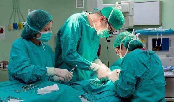 Neurocirujanos de Clínicas extirpan tumor cerebral con paciente despierto