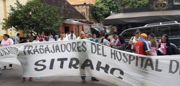 HOY / Funcionarios de Clínicas reactivan movilización por más presupuesto