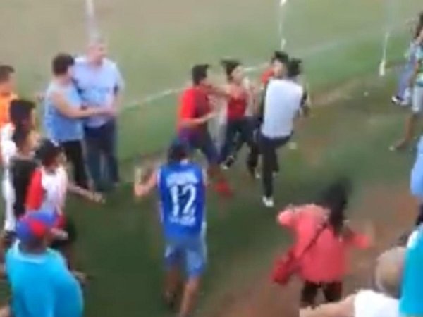 Puñetazos y patadas al término de un partido