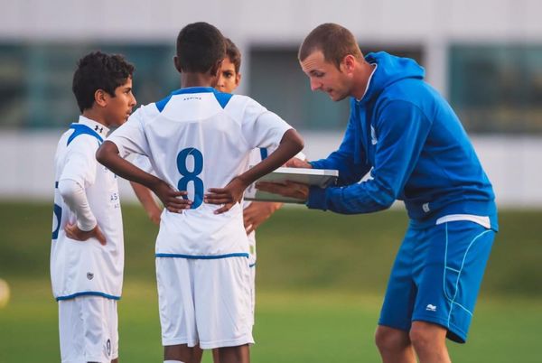 Un DT español clase A en la escuela de fútbol CEDILAT