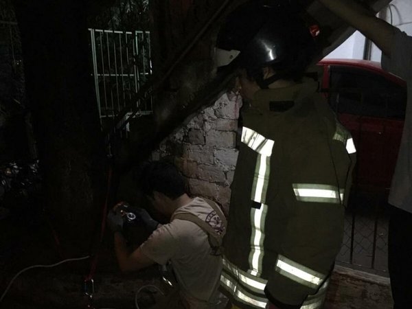 Así rescataron los bomberos a un asustado perrito que cayó a un pozo