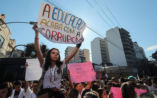 Estudiantes se manifiestan en Río contra recortes de Bolsonaro a la educación » Ñanduti