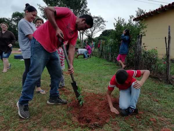Realizan jornada de plantación en la ciudad de Limpio » Ñanduti