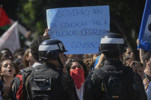 Estudiantes protestan en Brasil contra cortes de Bolsonaro en la educación