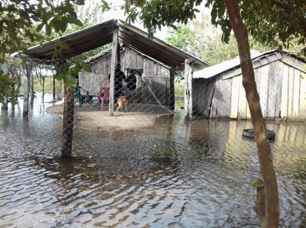 Tacuara: familias están anegadas y sin hogar - Nacionales - ABC Color