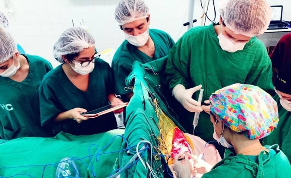 HOY / La operaron despierta de un tumor cerebral y cuatro días después ya habla y camina