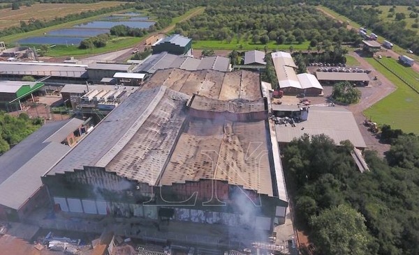 HOY / Frigorífico reanuda parte de su producción, a un mes del incendio