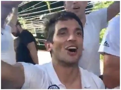 Cerristas enojados con el cántico de Roque Santa Cruz