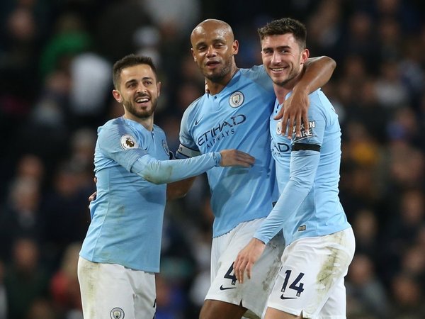 Kompany da un latigazo a la Premier League