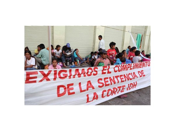 Indígenas acampan en el centro de Asunción para exigir el pago de sus tierras