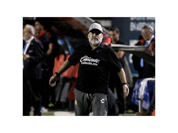 "Se la come, Maradona se la come", gritaron hinchas del San Luis