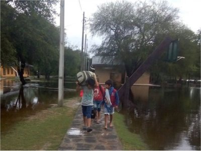 Evacuan escuela-internado  por el avance del agua en Pozo Colorado