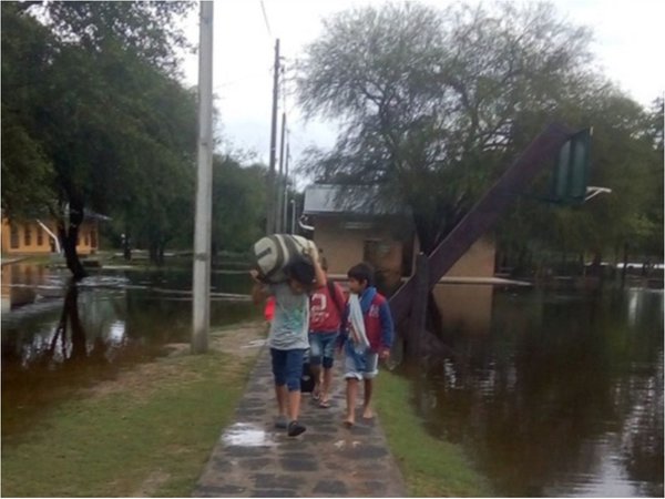 Evacuan escuela-internado por el avance del agua en Pozo Colorado