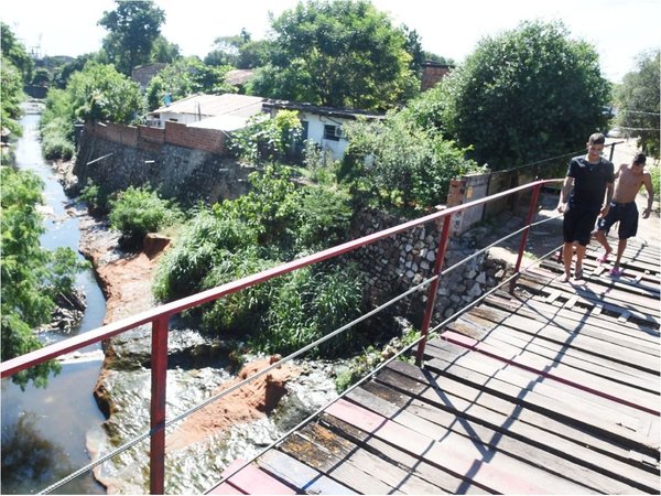 Deteriorado puente peatonal sobre el arroyo Mburicaó urge reparación