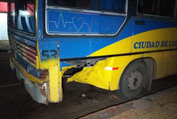 Motochorros chocan contra colectivo en Luque - Nacionales - ABC Color