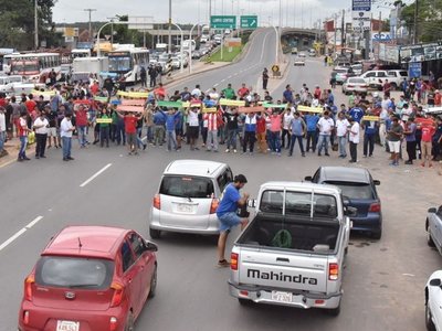 Con cierres de ruta, los importadores de autos usados rechazan impuesto