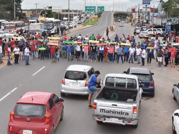 Con cierres de ruta, los importadores de autos usados rechazan impuesto