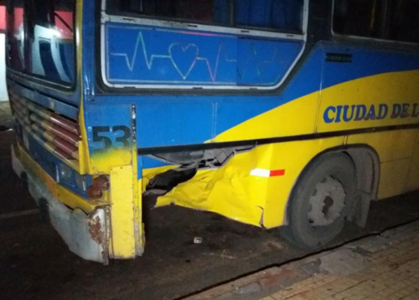 Motoasaltantes chocan contra un colectivo - Radio 1000 AM