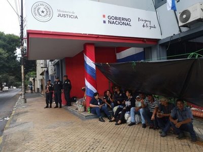 Guardiacárceles piden mejora de sus salarios - Nacionales - ABC Color