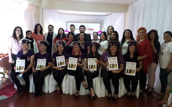 Siete nuevas confeccionistas de pelucas recibieron certificados