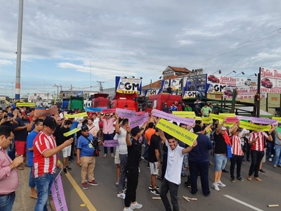Importadores de autos usados se movilizan contra impuestazo - ADN Paraguayo