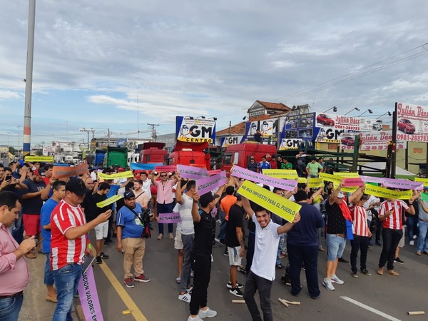Importadores de autos usados se movilizan contra impuestazo - ADN Paraguayo