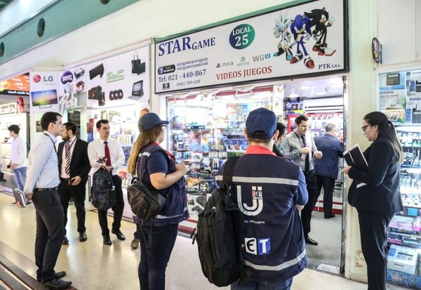 Suspenden a comercios que no emiten factura