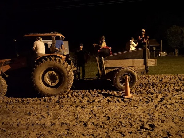 Trasladan de emergencia a adulto mayor en tractor desde el Chaco