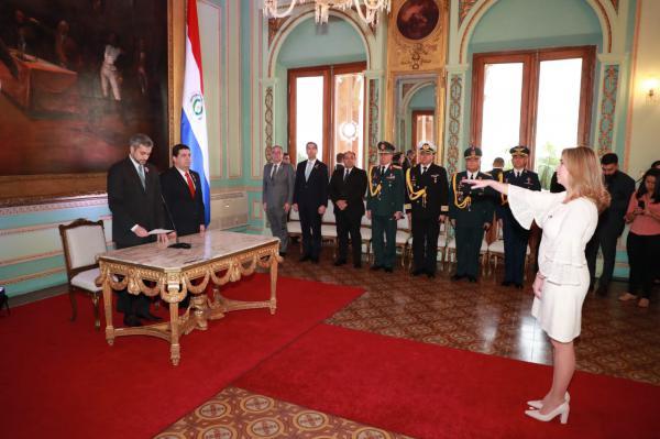Abdo Benítez toma juramento a nueva escribana Mayor de Gobierno