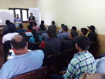 CAPACITAN A TÉCNICOS DEL PROGRAMA DE CENSO DE LOS YERBALES EN ITAPÚA.