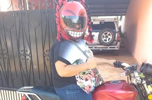 “Miky”, la motoqueira que que se destaca por su look