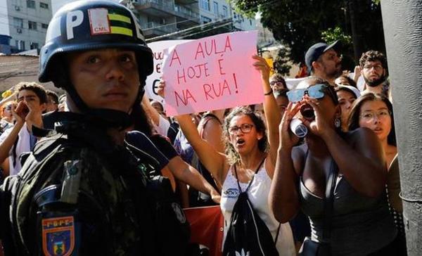 Estudiantes marchan por recortes en Brasil | .::Agencia IP::.