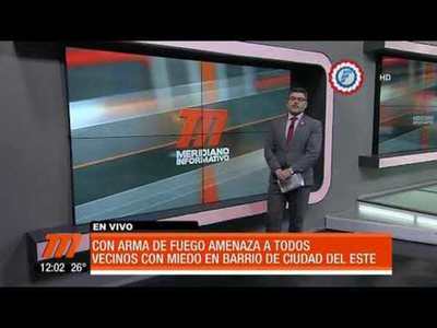 Amenaza a sus vecinos con arma de fuego