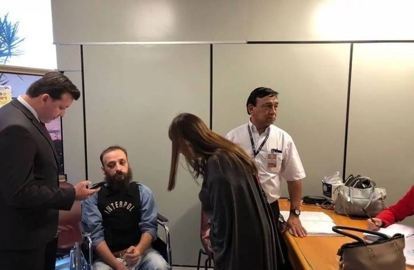 HOY / Pedía videos íntimos con sus parejas para 'amarrarlos', luego extorsionaba: facturó fortuna