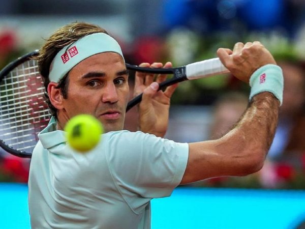 Federer se exhibe ante Gasquet en su regreso a la tierra