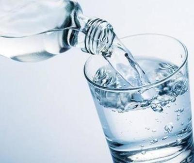 Murió de un infarto por beber agua helada después de hacer ejercicio