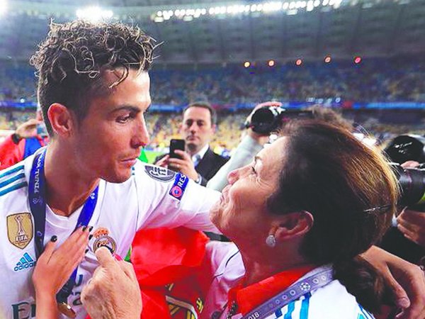 La mamá de CR7 la pifió un poquitito