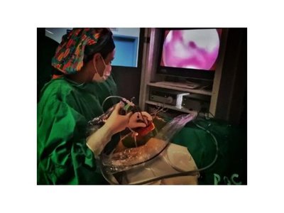 Leía una tablet mientras la operaban de la cabeza