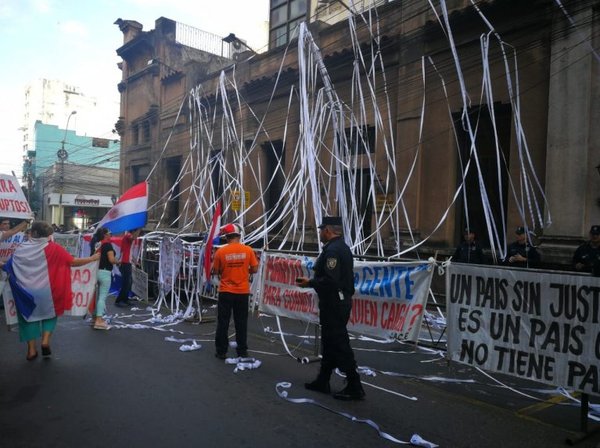 Huevazos contra senador Bacchetta - Nacionales - ABC Color