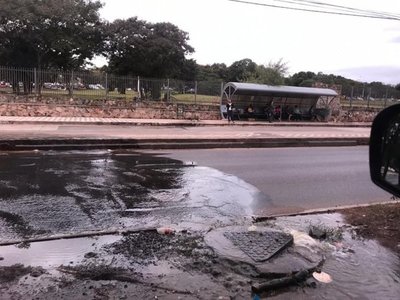 Desagüe colapsado frente a IPS - Cronicas Ciudadanas - ABC Color