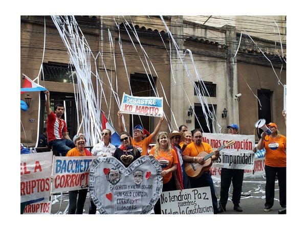 Manifestantes arrojaron huevos y agua al senador Enrique Bacchetta