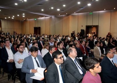 Leyes contra “fake news” trae peligro - Edicion Impresa - ABC Color