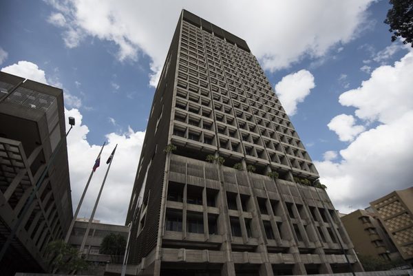 Eliminan restricción a bancos con divisas