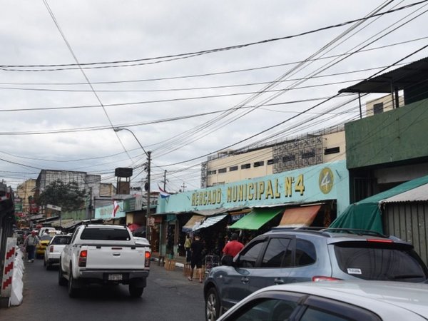 Edificio moderno y puestos hacinados y precarios contrastan en Mercado 4