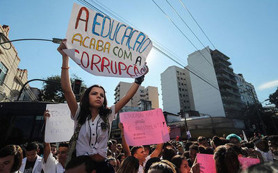 Estudiantes marchan por recortes del gobierno de Bolsonaro en Brasil » Ñanduti