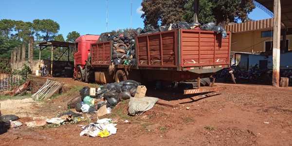 Montaña de basura en el mismo predio de Municipalidad de Presidente Franco