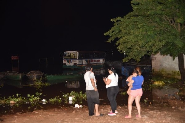 Robó un colectivo y paró en aguas del río Paraguay - Radio 1000 AM