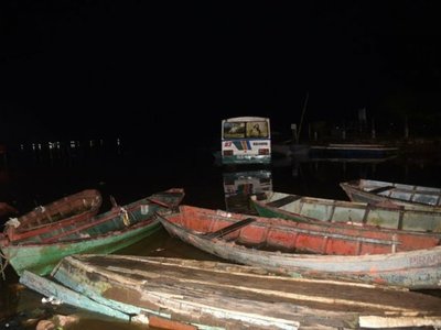 Robó un colectivo para "pasearse" y fue a parar en el río