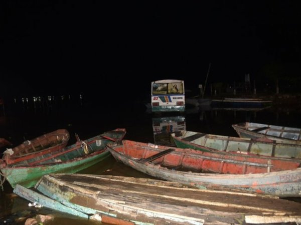 Robó un colectivo para "pasearse" y fue a parar en el río