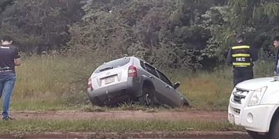PERDIÓ EL CONTROL Y FUE A PARAR A UNA ZANJA.